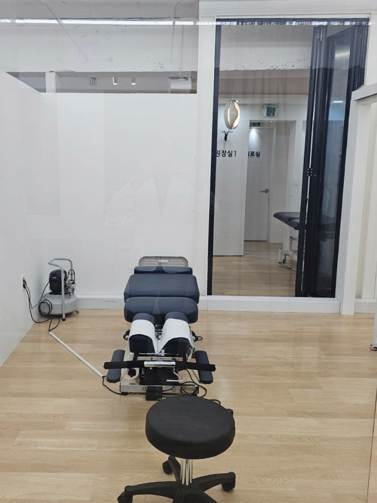 잘못된 자세가 만든 얼굴 좌우 비대칭, 서울대입구 안면비대칭한의원에서 알려주는 원인과 해법!